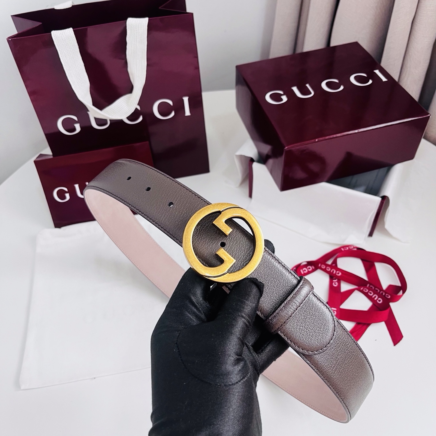 新款 Generation Gucci深入探究了品牌的档案编码，并将不同世代的设计元素融合为一体，形成一种独特的美学叙事