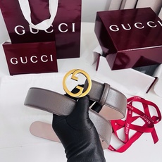 新款 Generation Gucci深入探究了品牌的档案编码,并将不同世代的设计元素融合为一体,形成一种独特的美学叙事 新款 Generation Gucci深入探究了品牌的档案编码,并将不同世代的设计元素融合为一体,形成一种独特的美学叙事