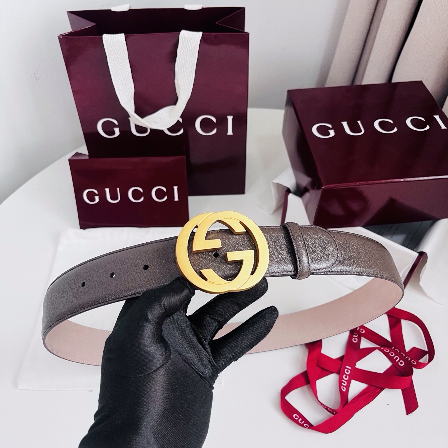 新款 Generation Gucci深入探究了品牌的档案编码，并将不同世代的设计元素融合为一体，形成一种独特的美学叙事