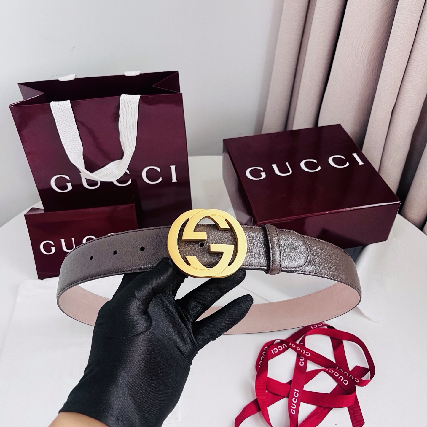 新款 Generation Gucci深入探究了品牌的档案编码，并将不同世代的设计元素融合为一体，形成一种独特的美学叙事