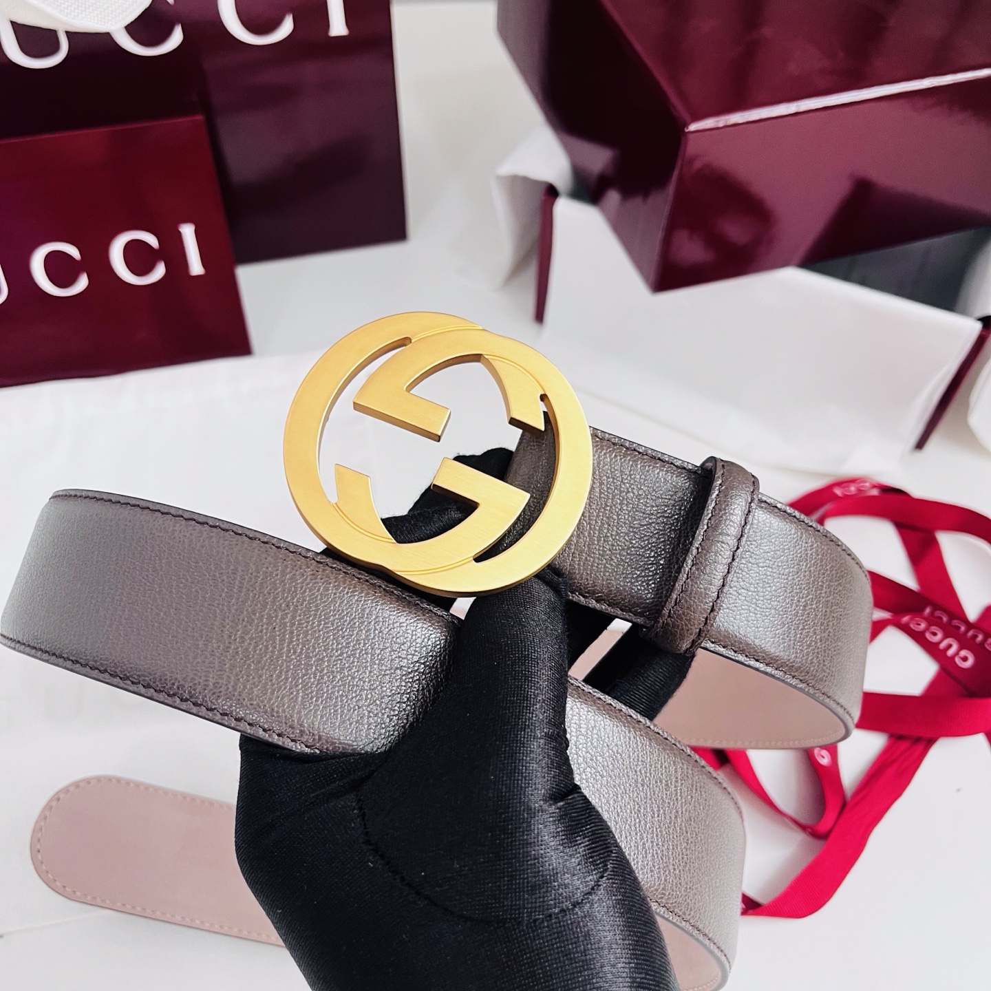 新款 Generation Gucci深入探究了品牌的档案编码，并将不同世代的设计元素融合为一体，形成一种独特的美学叙事