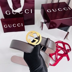 新款 Generation Gucci深入探究了品牌的档案编码,并将不同世代的设计元素融合为一体,形成一种独特的美学叙事 新款 Generation Gucci深入探究了品牌的档案编码,并将不同世代的设计元素融合为一体,形成一种独特的美学叙事