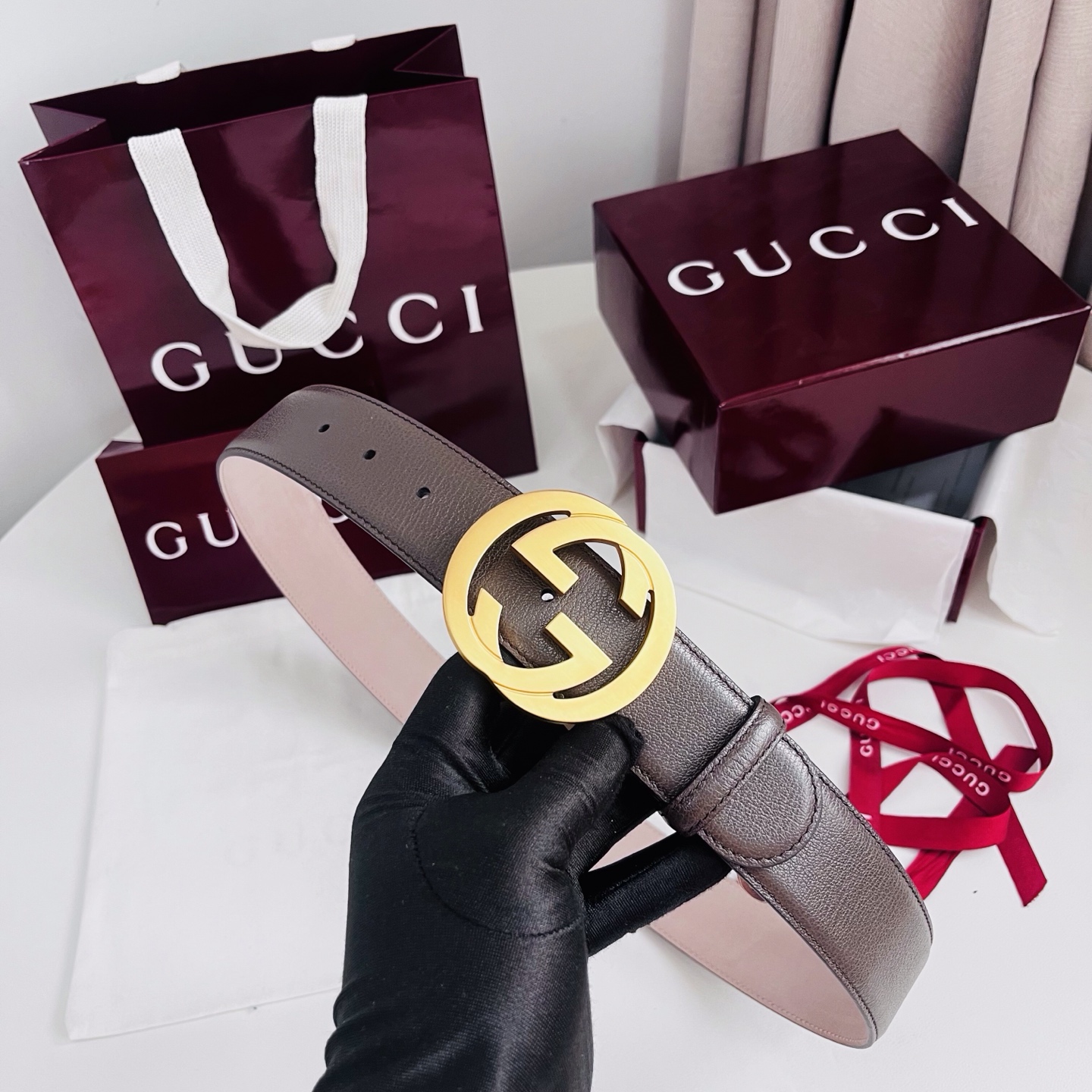 新款 Generation Gucci深入探究了品牌的档案编码，并将不同世代的设计元素融合为一体，形成一种独特的美学叙事