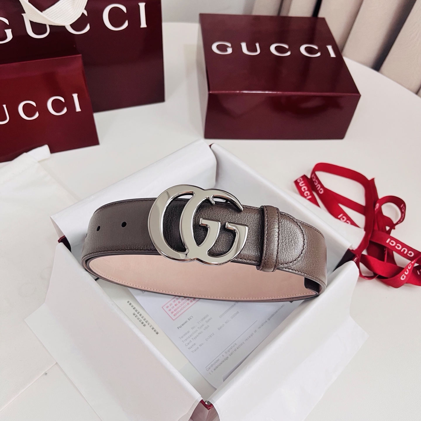 新款 Generation Gucci深入探究了品牌的档案编码，并将不同世代的设计元素融合为一体，形成一种独特的美学叙事