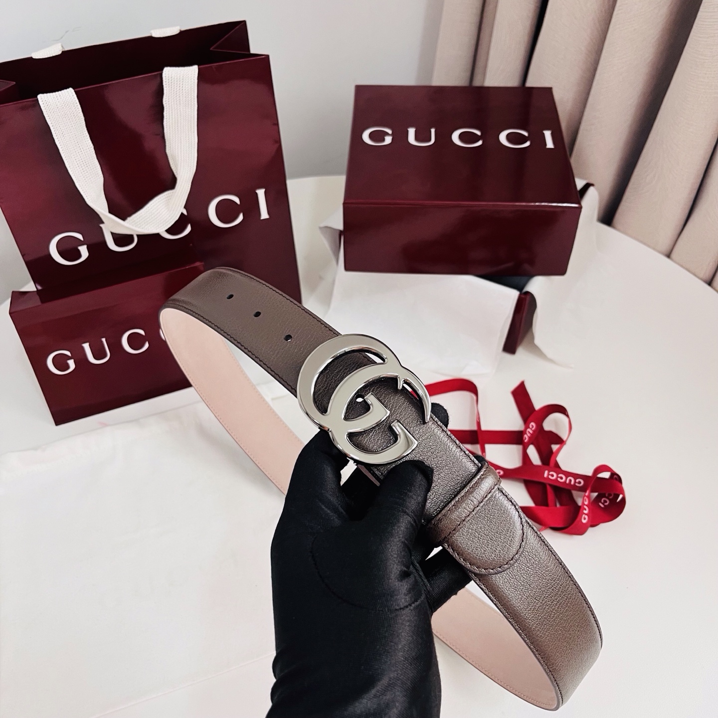 新款 Generation Gucci深入探究了品牌的档案编码，并将不同世代的设计元素融合为一体，形成一种独特的美学叙事