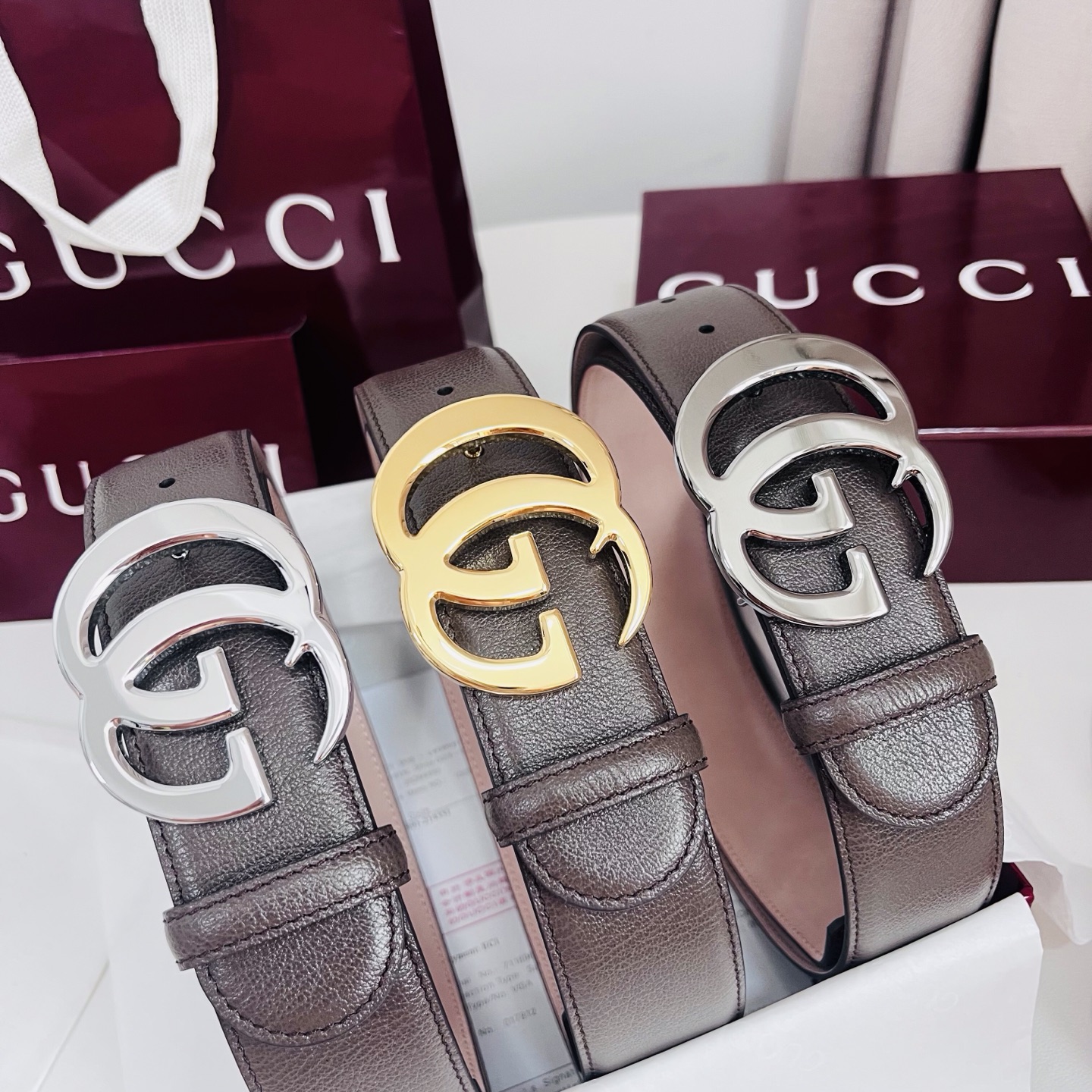 新款 Generation Gucci深入探究了品牌的档案编码，并将不同世代的设计元素融合为一体，形成一种独特的美学叙事
