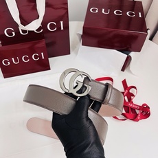 新款 Generation Gucci深入探究了品牌的档案编码,并将不同世代的设计元素融合为一体,形成一种独特的美学叙事 新款 Generation Gucci深入探究了品牌的档案编码,并将不同世代的设计元素融合为一体,形成一种独特的美学叙事