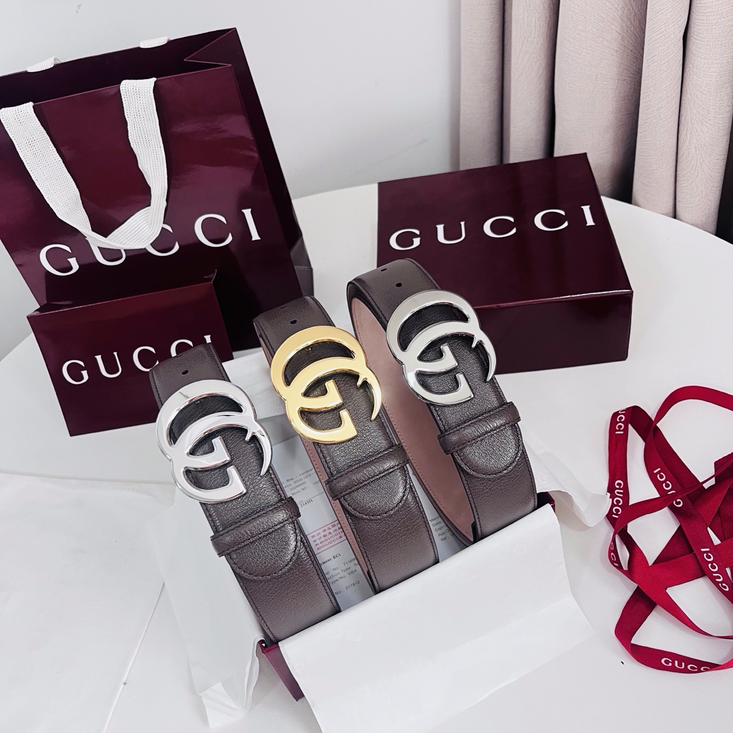 新款 Generation Gucci深入探究了品牌的档案编码，并将不同世代的设计元素融合为一体，形成一种独特的美学叙事