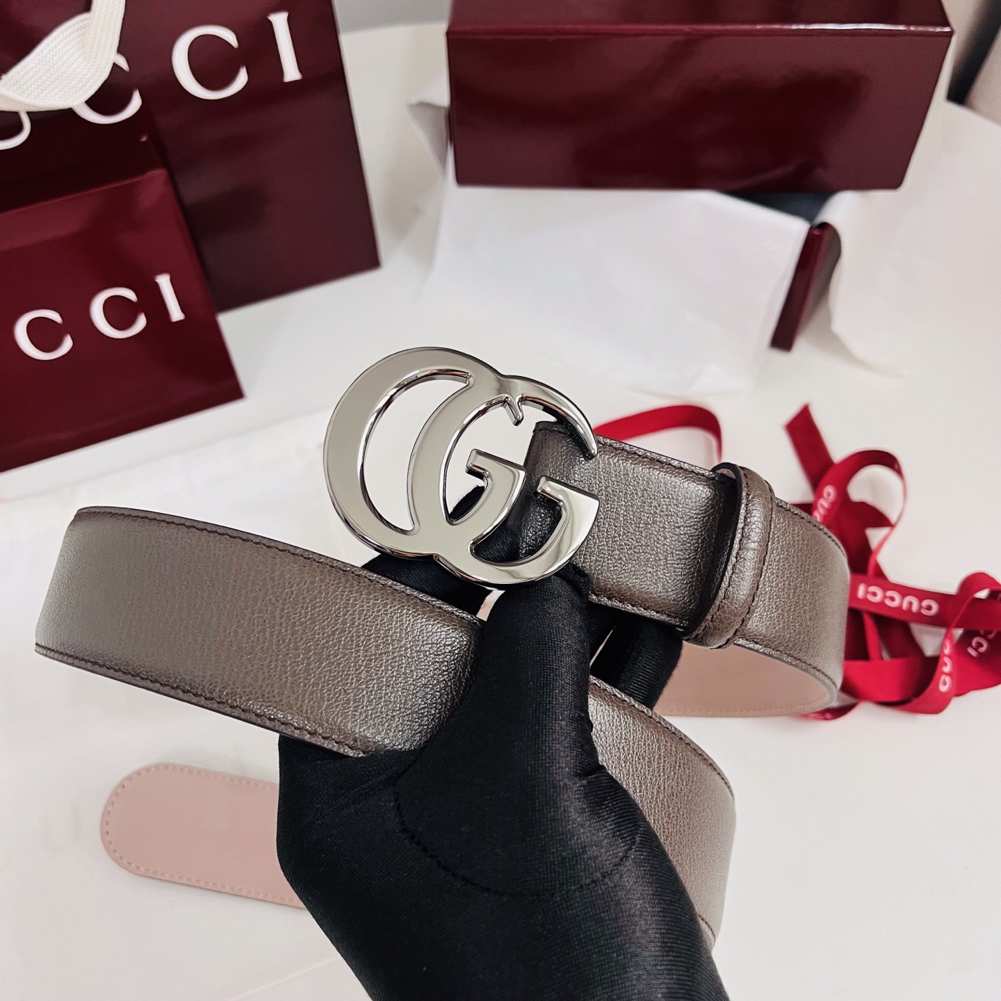 新款 Generation Gucci深入探究了品牌的档案编码，并将不同世代的设计元素融合为一体，形成一种独特的美学叙事