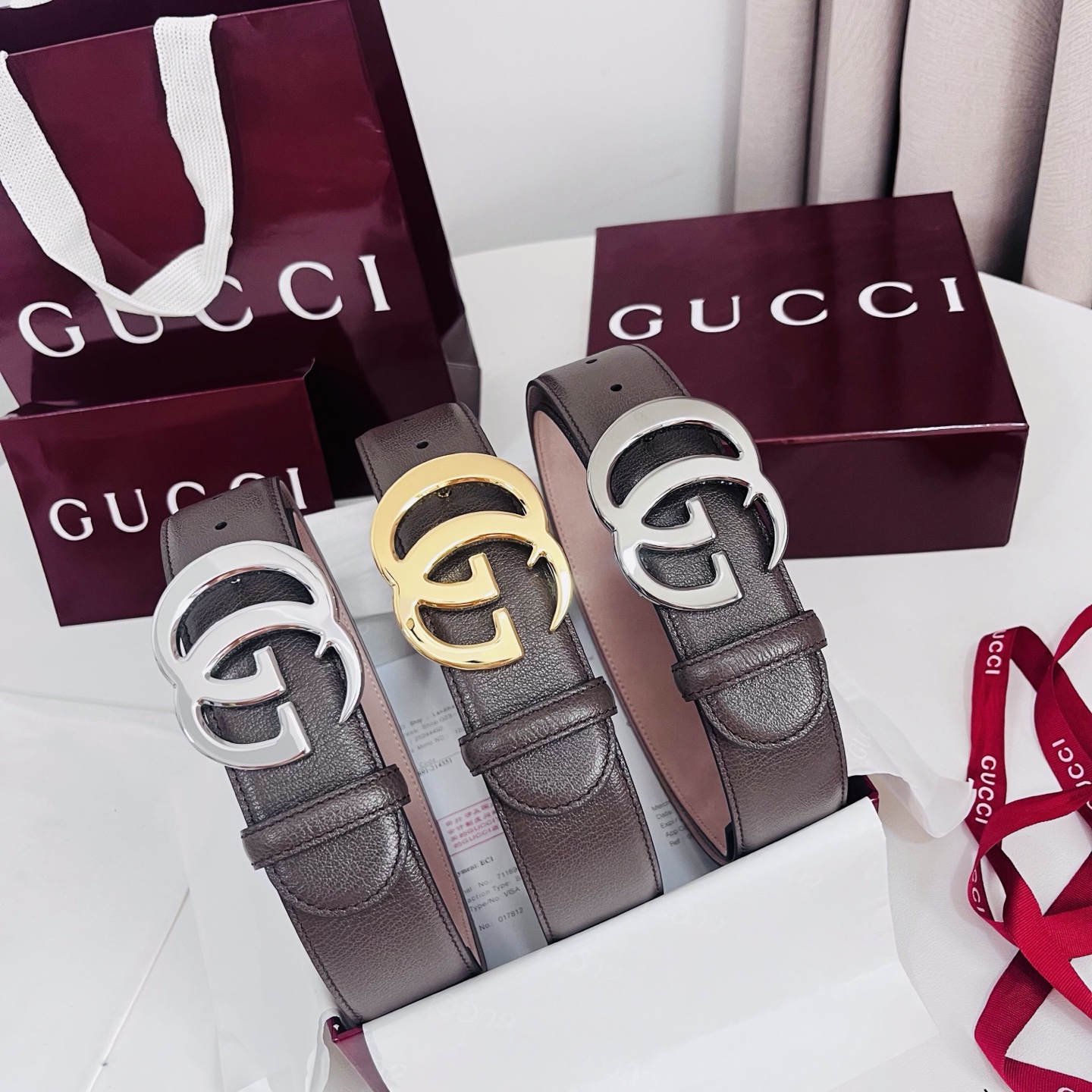 新款 Generation Gucci深入探究了品牌的档案编码，并将不同世代的设计元素融合为一体，形成一种独特的美学叙事