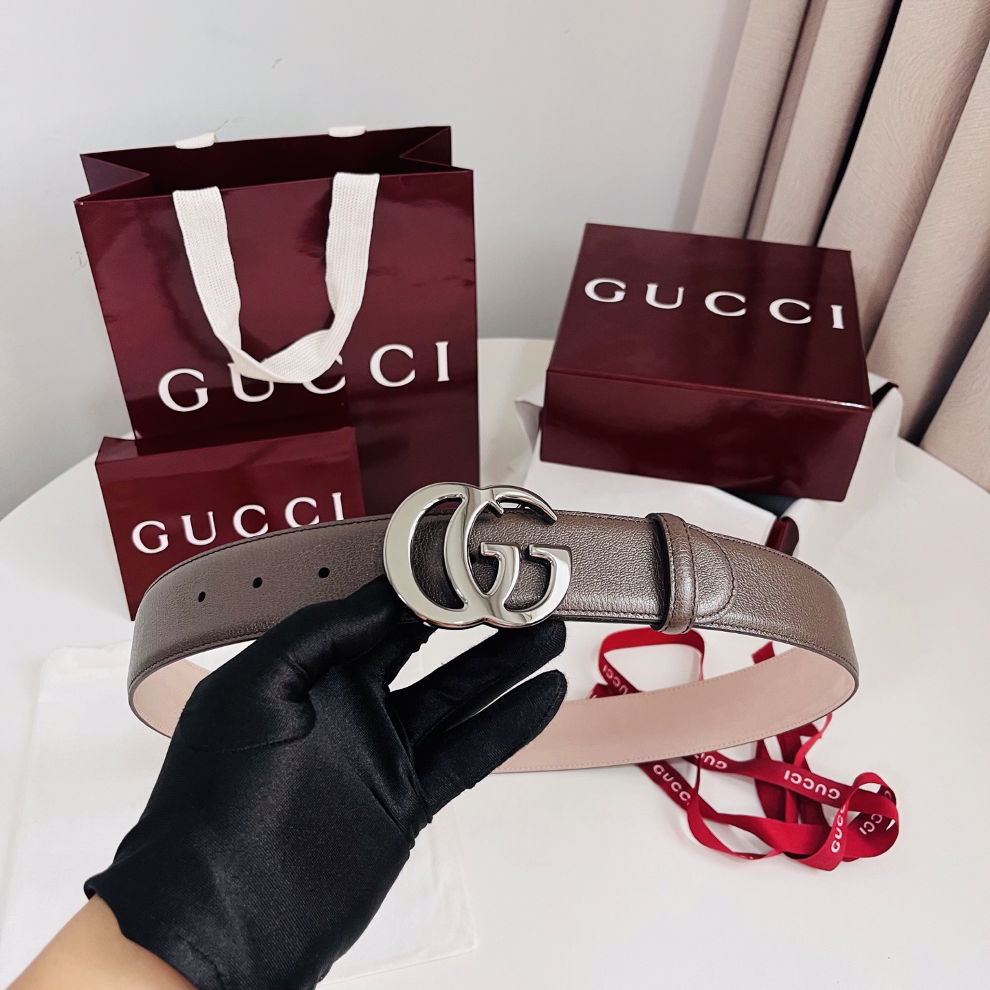 新款 Generation Gucci深入探究了品牌的档案编码，并将不同世代的设计元素融合为一体，形成一种独特的美学叙事