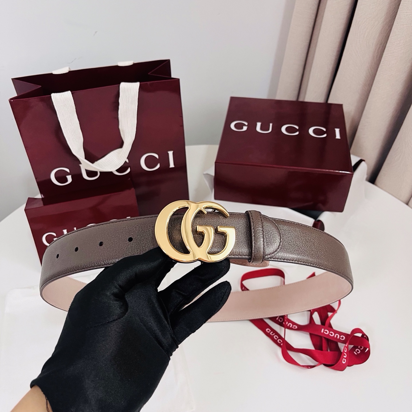 新款 Generation Gucci深入探究了品牌的档案编码，并将不同世代的设计元素融合为一体，形成一种独特的美学叙事