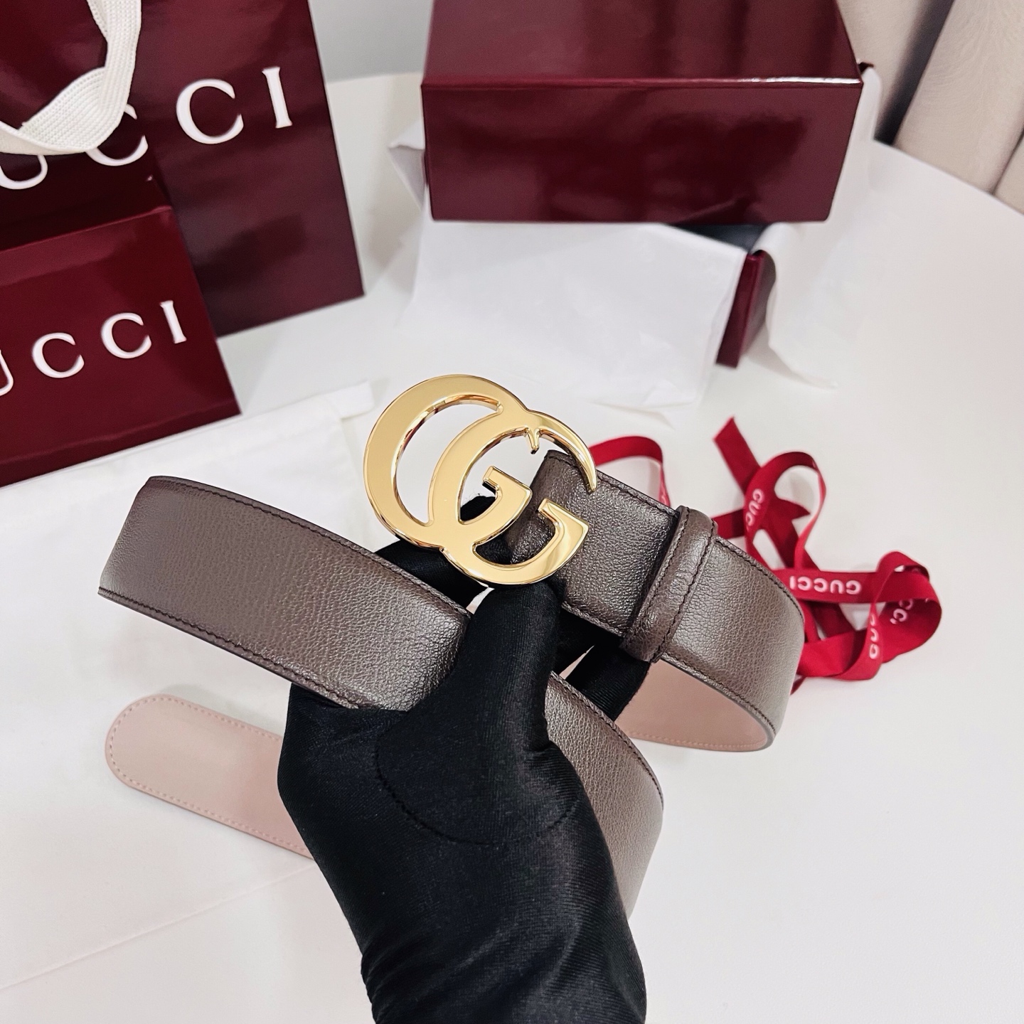 新款 Generation Gucci深入探究了品牌的档案编码，并将不同世代的设计元素融合为一体，形成一种独特的美学叙事