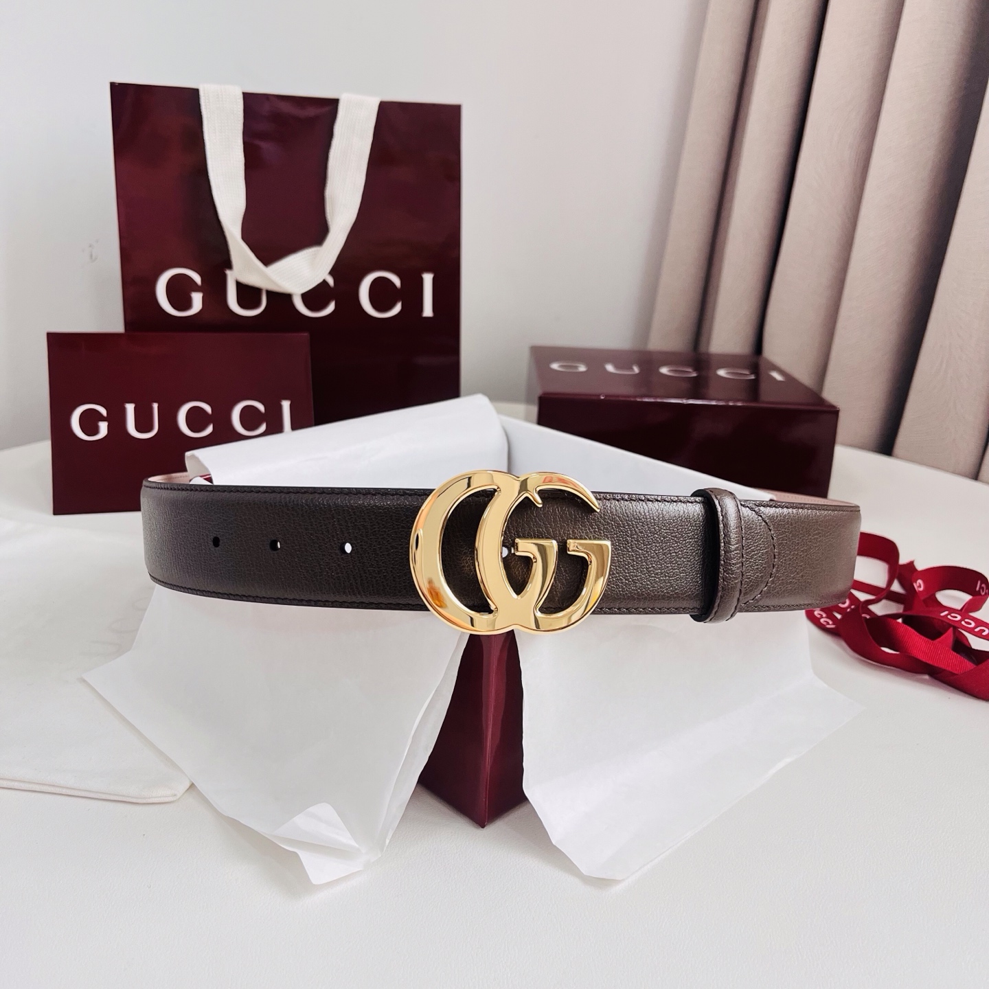 新款 Generation Gucci深入探究了品牌的档案编码，并将不同世代的设计元素融合为一体，形成一种独特的美学叙事