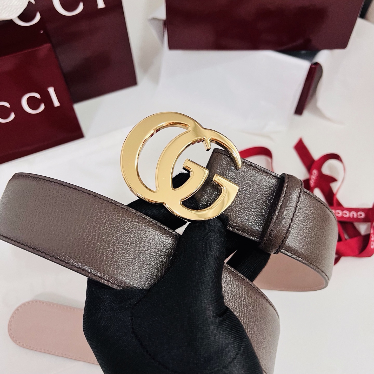 新款 Generation Gucci深入探究了品牌的档案编码，并将不同世代的设计元素融合为一体，形成一种独特的美学叙事