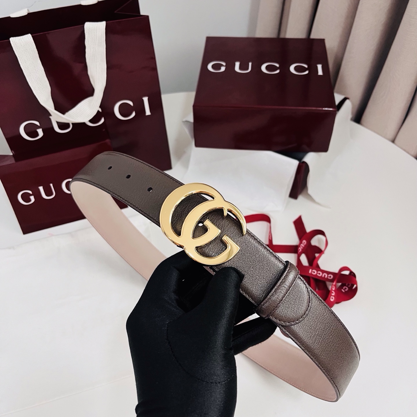 新款 Generation Gucci深入探究了品牌的档案编码，并将不同世代的设计元素融合为一体，形成一种独特的美学叙事