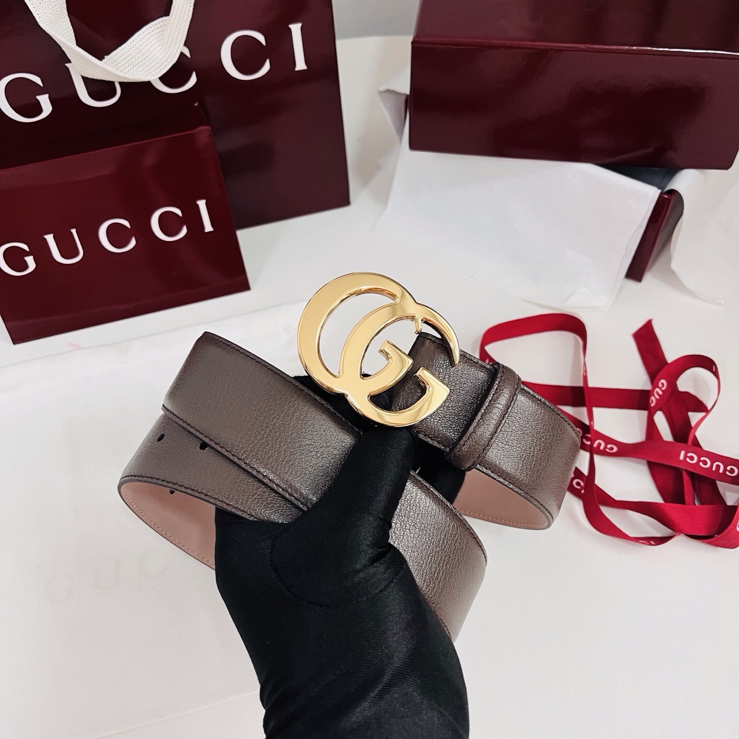新款 Generation Gucci深入探究了品牌的档案编码，并将不同世代的设计元素融合为一体，形成一种独特的美学叙事