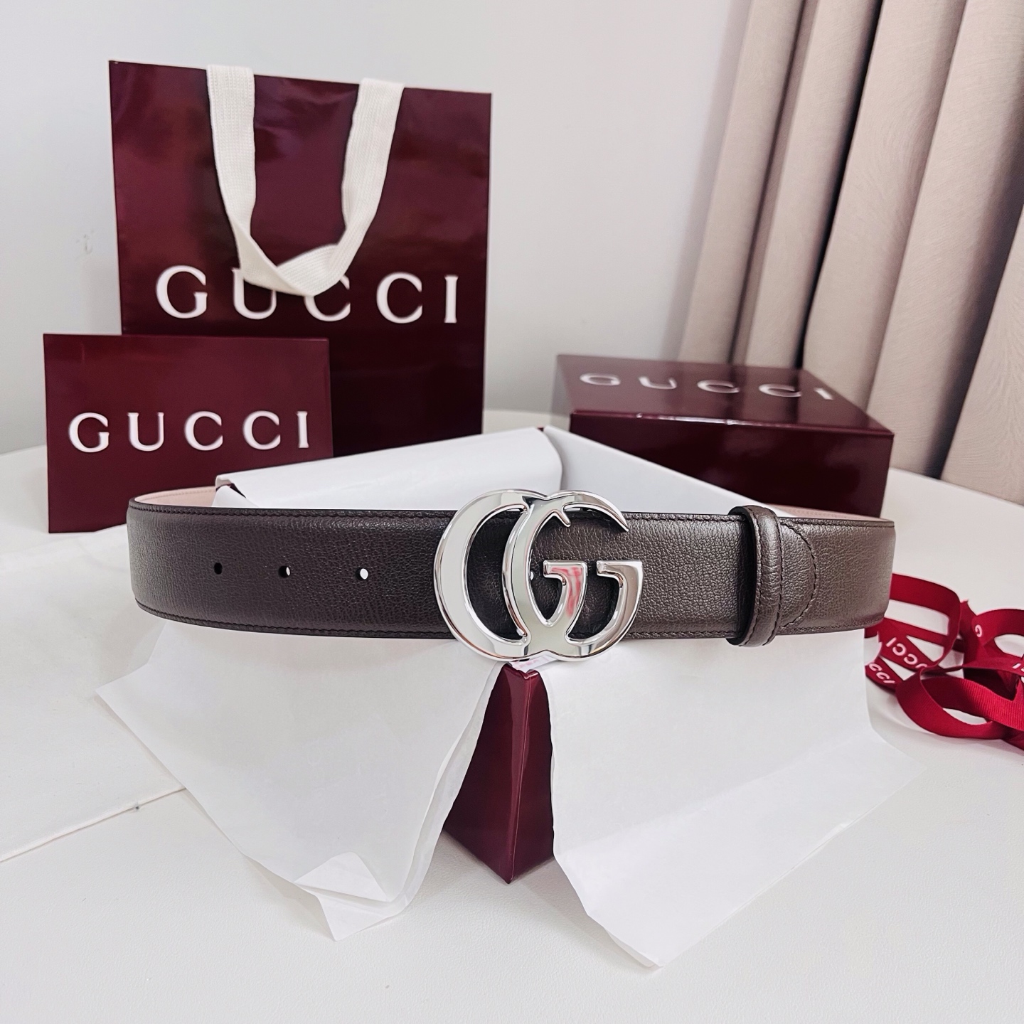 新款 Generation Gucci深入探究了品牌的档案编码，并将不同世代的设计元素融合为一体，形成一种独特的美学叙事