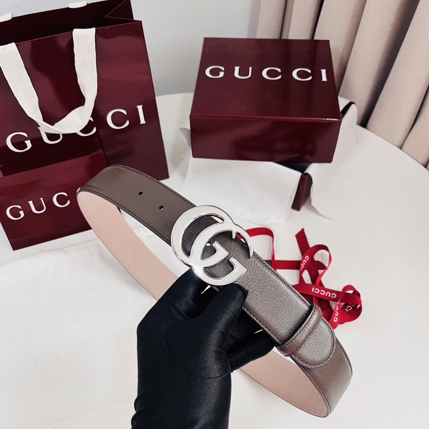 新款 Generation Gucci深入探究了品牌的档案编码，并将不同世代的设计元素融合为一体，形成一种独特的美学叙事