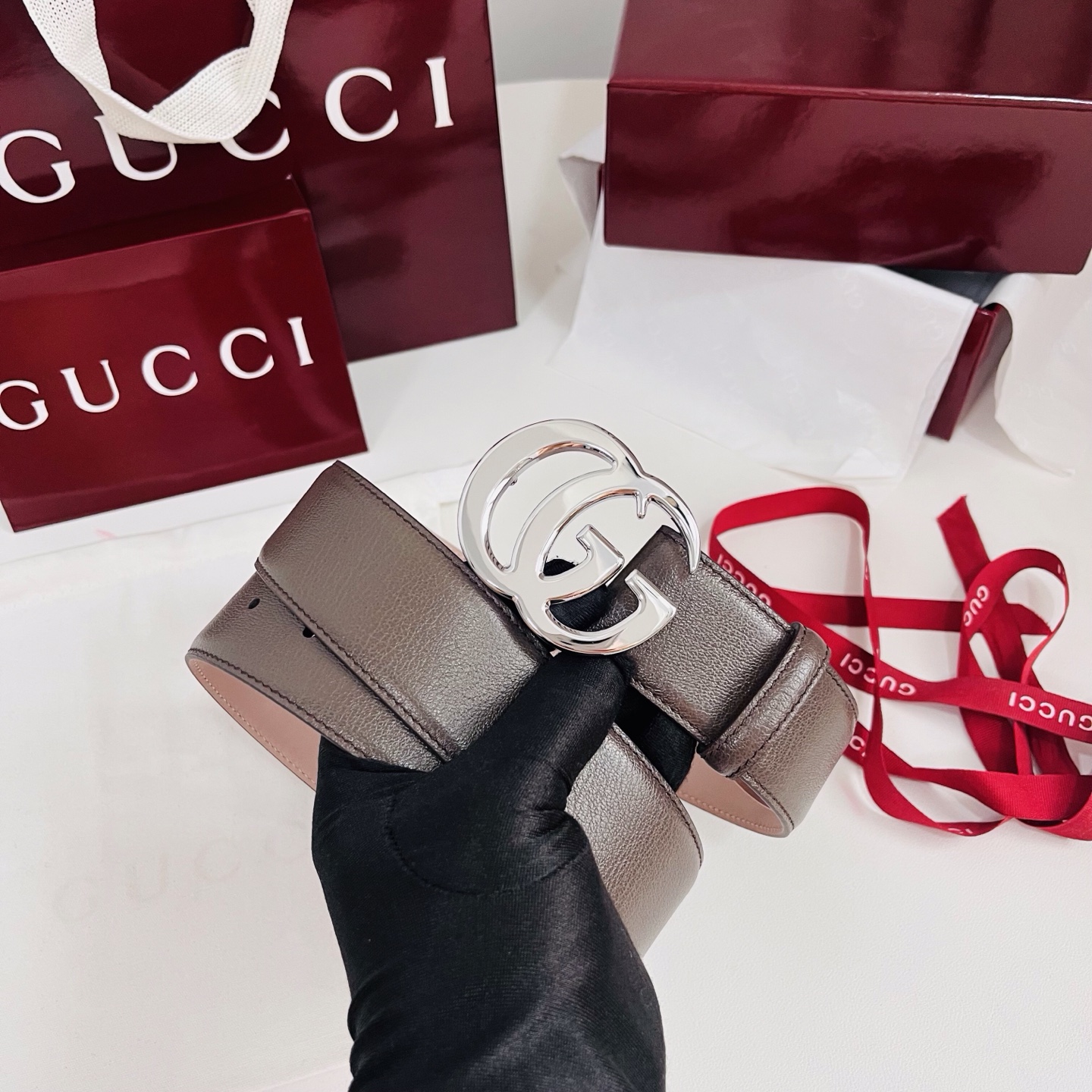 新款 Generation Gucci深入探究了品牌的档案编码，并将不同世代的设计元素融合为一体，形成一种独特的美学叙事