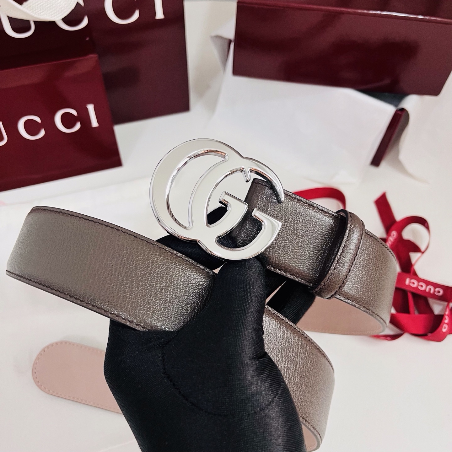 新款 Generation Gucci深入探究了品牌的档案编码，并将不同世代的设计元素融合为一体，形成一种独特的美学叙事