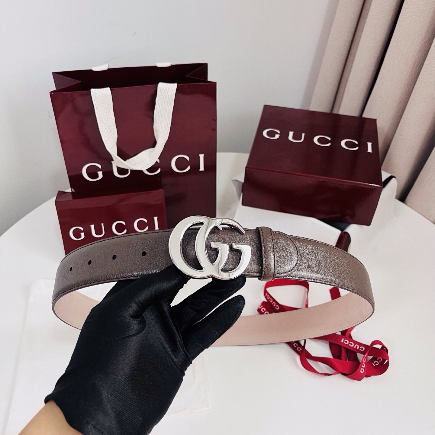 新款 Generation Gucci深入探究了品牌的档案编码，并将不同世代的设计元素融合为一体，形成一种独特的美学叙事