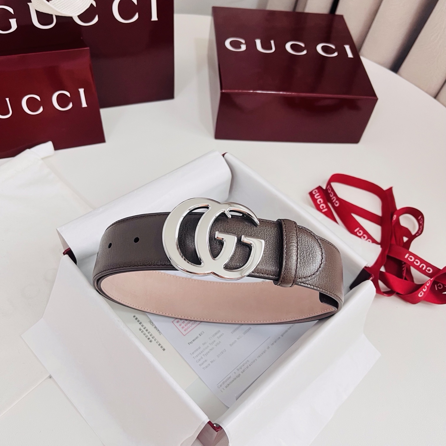 新款 Generation Gucci深入探究了品牌的档案编码，并将不同世代的设计元素融合为一体，形成一种独特的美学叙事