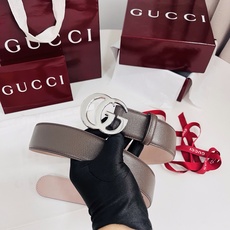 新款 Generation Gucci深入探究了品牌的档案编码,并将不同世代的设计元素融合为一体,形成一种独特的美学叙事 新款 Generation Gucci深入探究了品牌的档案编码,并将不同世代的设计元素融合为一体,形成一种独特的美学叙事