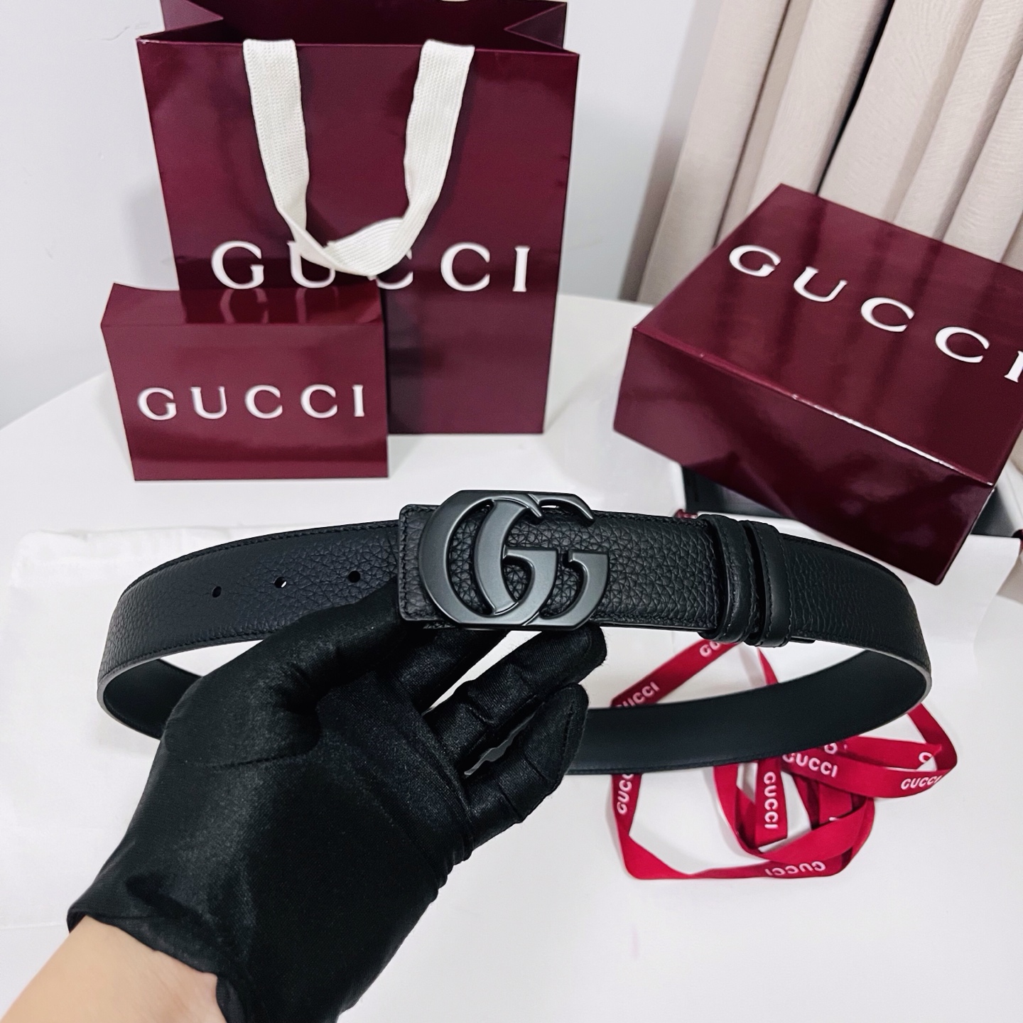 新款 Generation Gucci 深入探索品牌的典藏元素，将不同世代的设计融合成一种美学叙事。男士腰带以修饰过的轮
