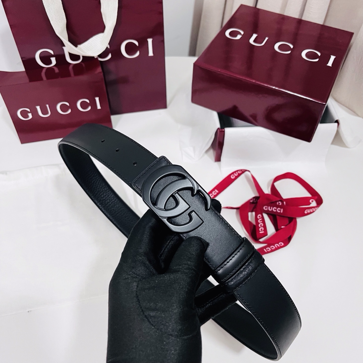 新款 Generation Gucci 深入探索品牌的典藏元素，将不同世代的设计融合成一种美学叙事。男士腰带以修饰过的轮