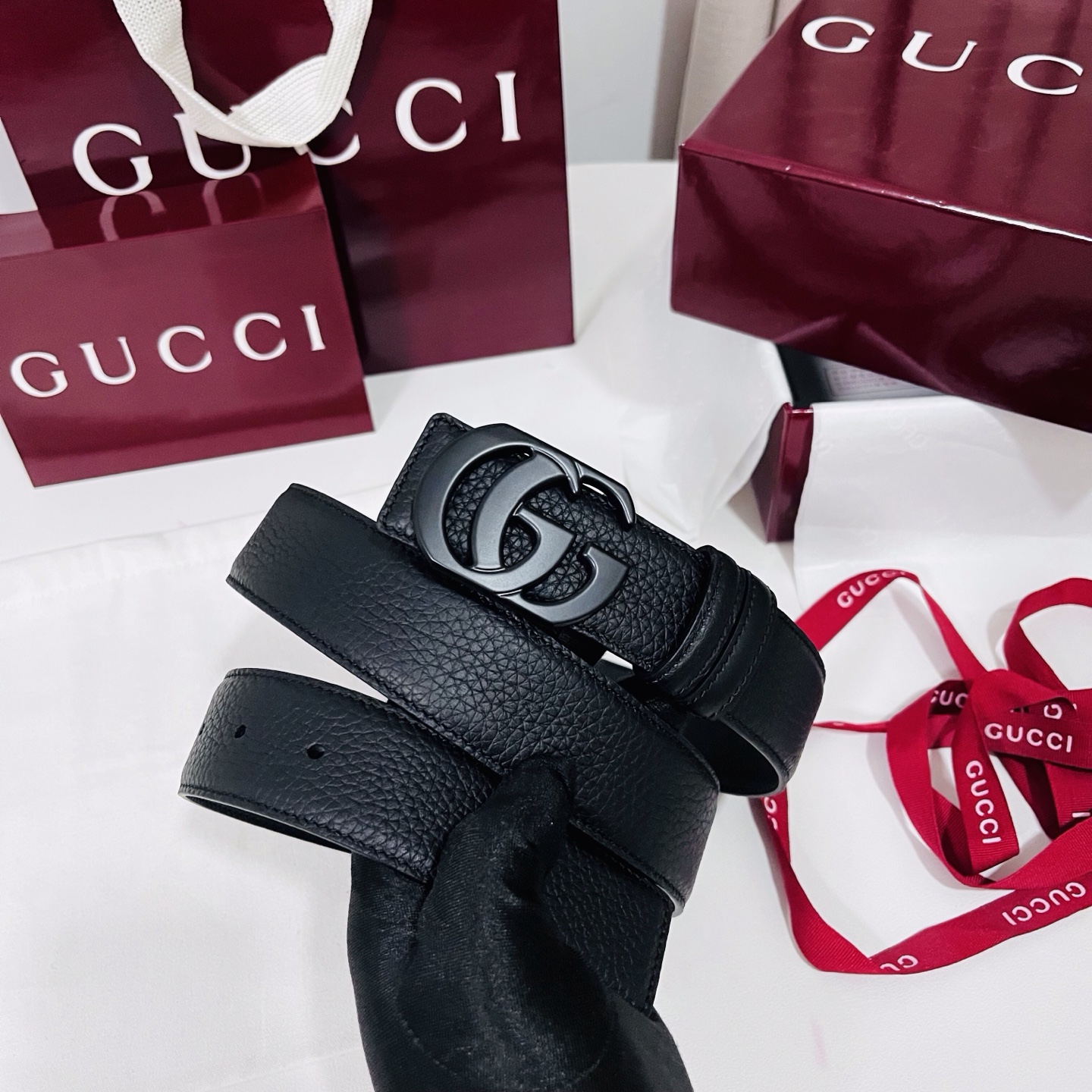 新款 Generation Gucci 深入探索品牌的典藏元素，将不同世代的设计融合成一种美学叙事。男士腰带以修饰过的轮