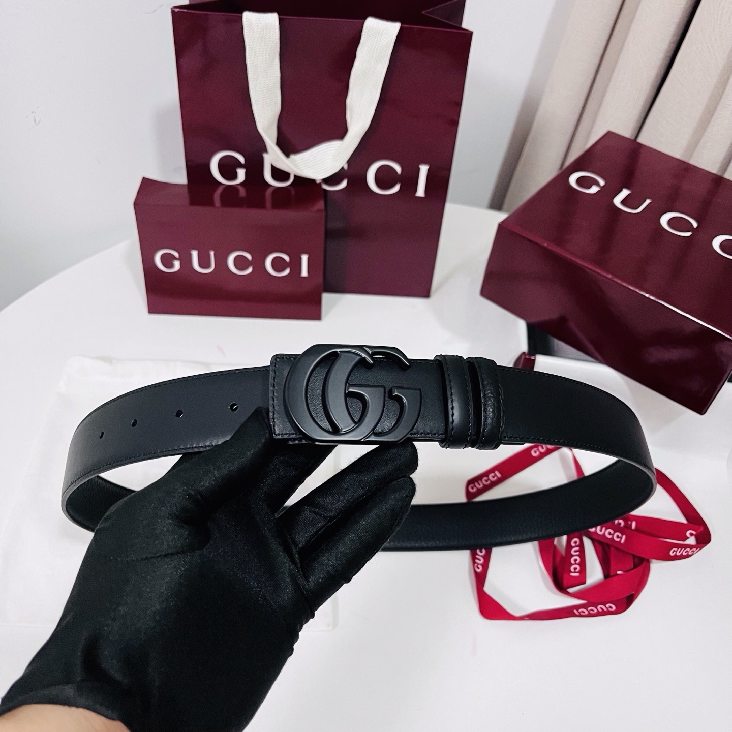 新款 Generation Gucci 深入探索品牌的典藏元素，将不同世代的设计融合成一种美学叙事。男士腰带以修饰过的轮