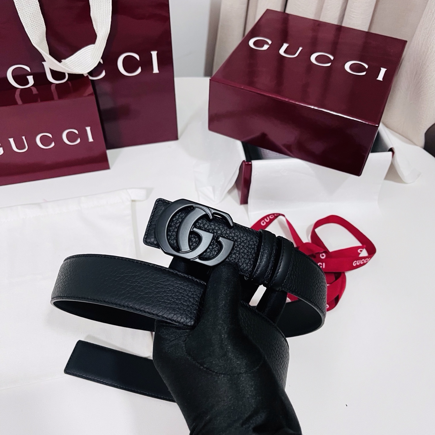 新款 Generation Gucci 深入探索品牌的典藏元素，将不同世代的设计融合成一种美学叙事。男士腰带以修饰过的轮