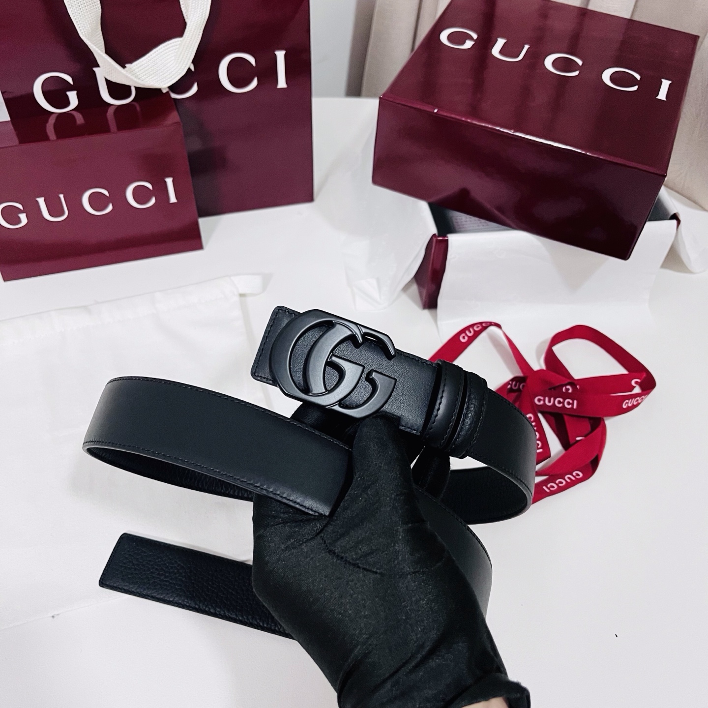 新款 Generation Gucci 深入探索品牌的典藏元素，将不同世代的设计融合成一种美学叙事。男士腰带以修饰过的轮