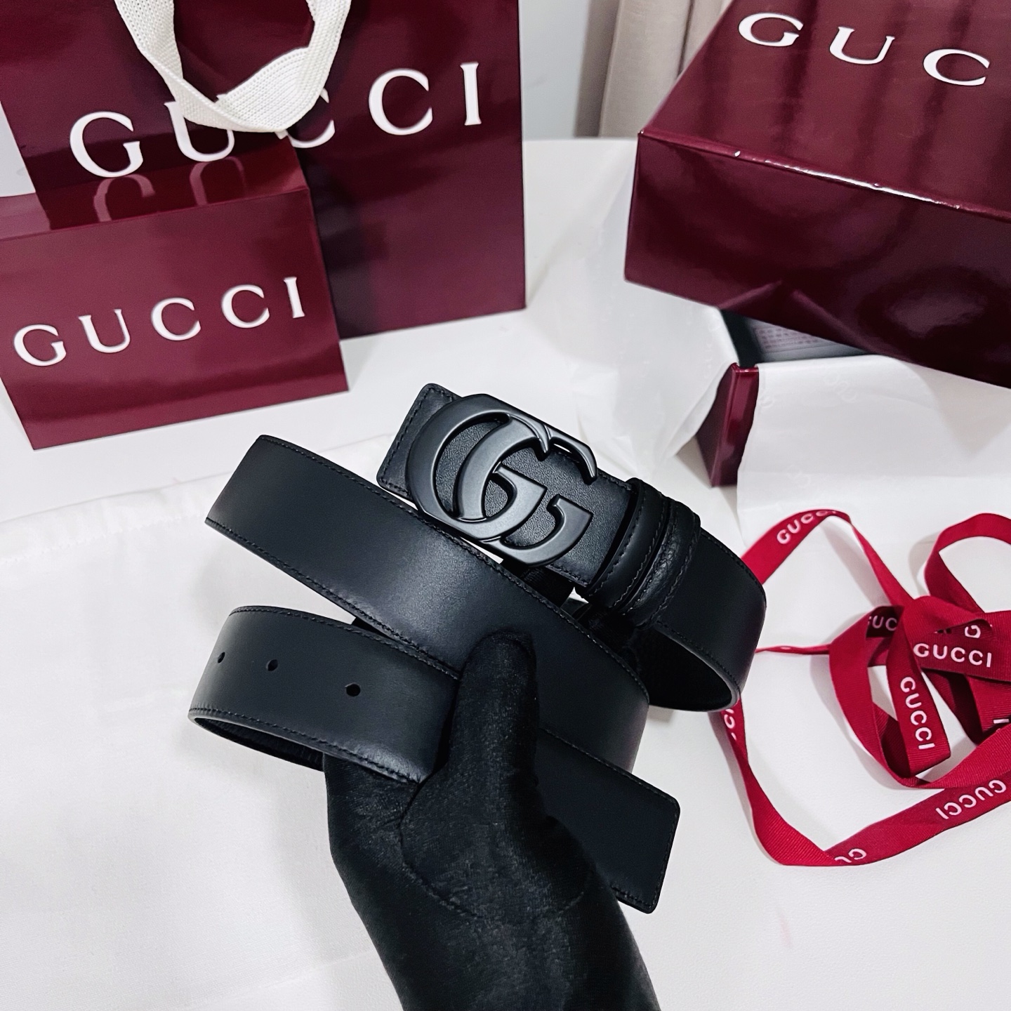 新款 Generation Gucci 深入探索品牌的典藏元素，将不同世代的设计融合成一种美学叙事。男士腰带以修饰过的轮