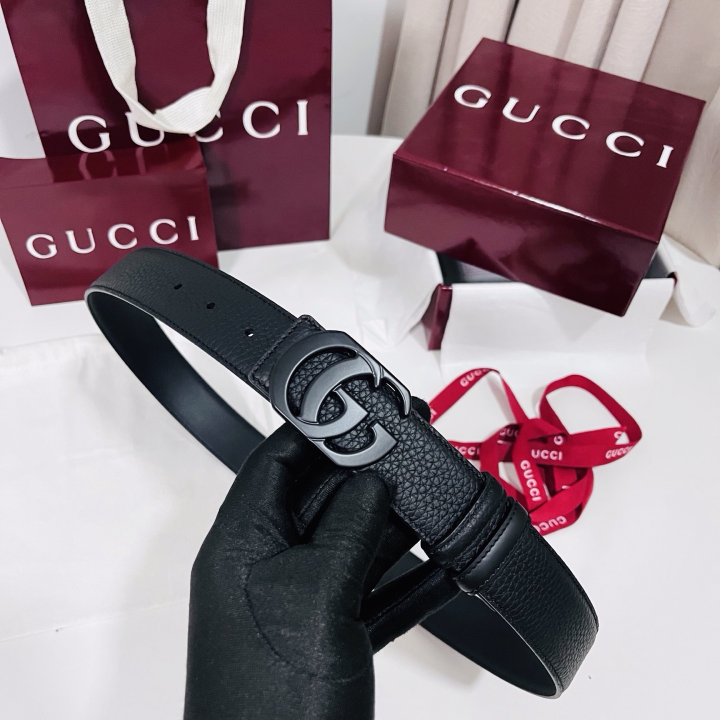 新款 Generation Gucci 深入探索品牌的典藏元素，将不同世代的设计融合成一种美学叙事。男士腰带以修饰过的轮