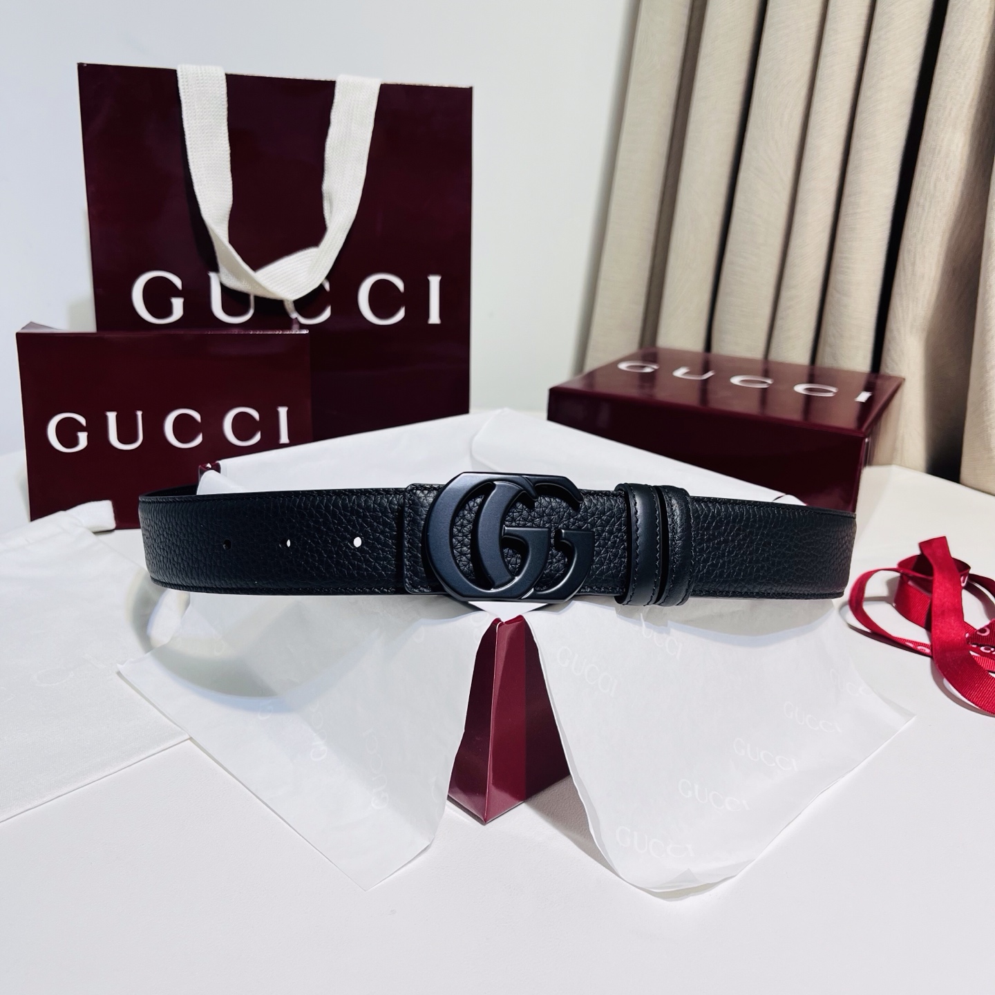 新款 Generation Gucci 深入探索品牌的典藏元素,将不同世代的设计融合成一种美学叙事。男士腰带以修饰过的轮 新款 Generation Gucci 深入探索品牌的典藏元素,将不同世代的设计融合成一种美学叙事。男士腰带以修饰过的轮
