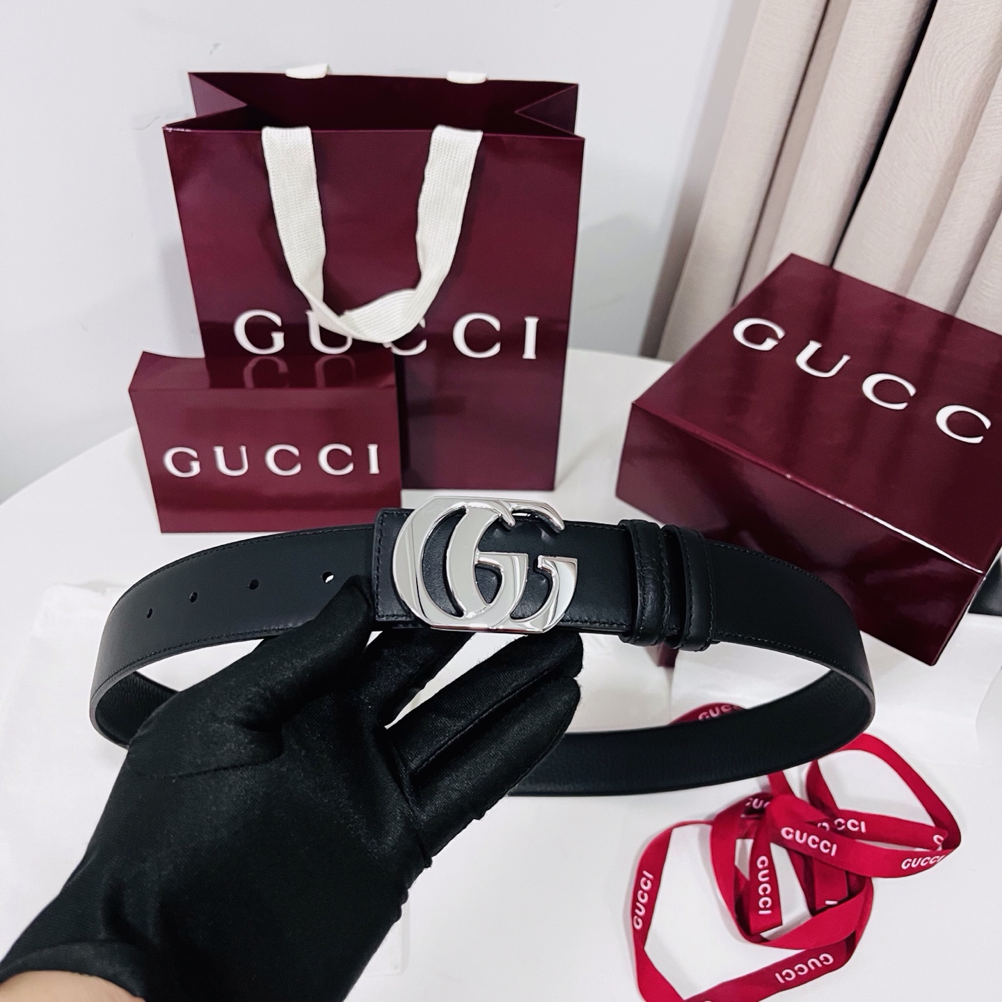 新款 Generation Gucci 深入探索品牌的典藏元素，将不同世代的设计融合成一种美学叙事。男士腰带以修饰过的轮