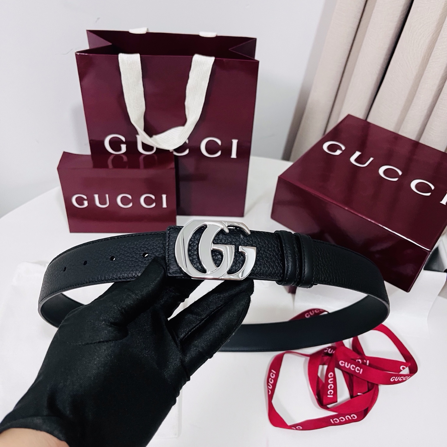 新款 Generation Gucci 深入探索品牌的典藏元素，将不同世代的设计融合成一种美学叙事。男士腰带以修饰过的轮