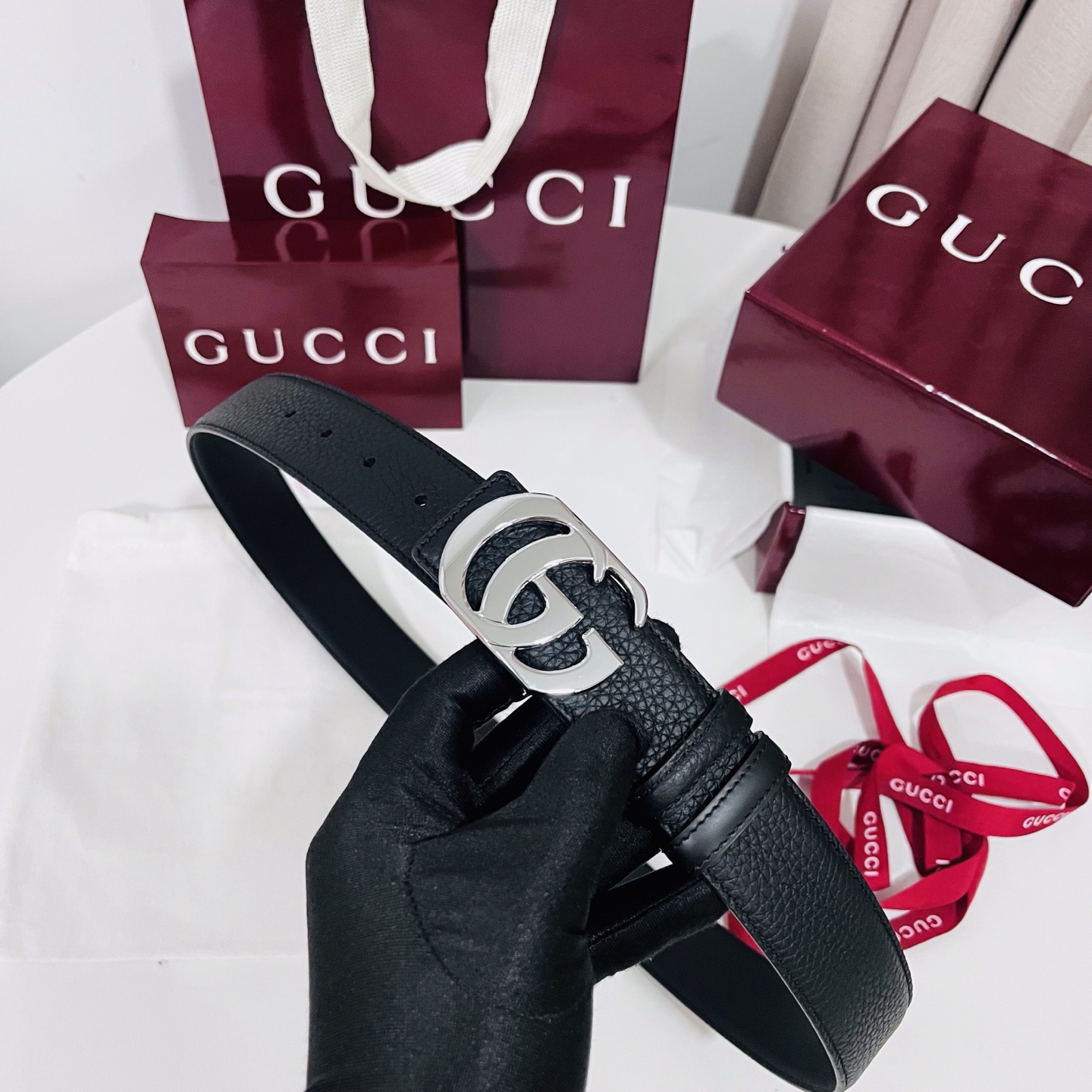 新款 Generation Gucci 深入探索品牌的典藏元素，将不同世代的设计融合成一种美学叙事。男士腰带以修饰过的轮