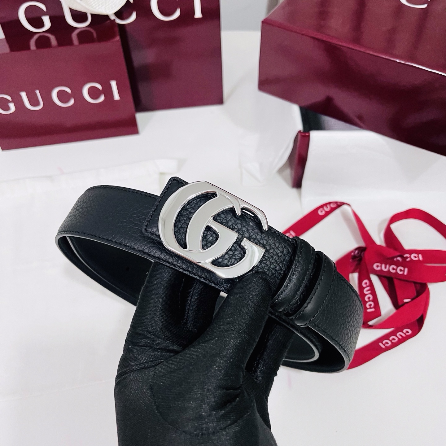 新款 Generation Gucci 深入探索品牌的典藏元素，将不同世代的设计融合成一种美学叙事。男士腰带以修饰过的轮