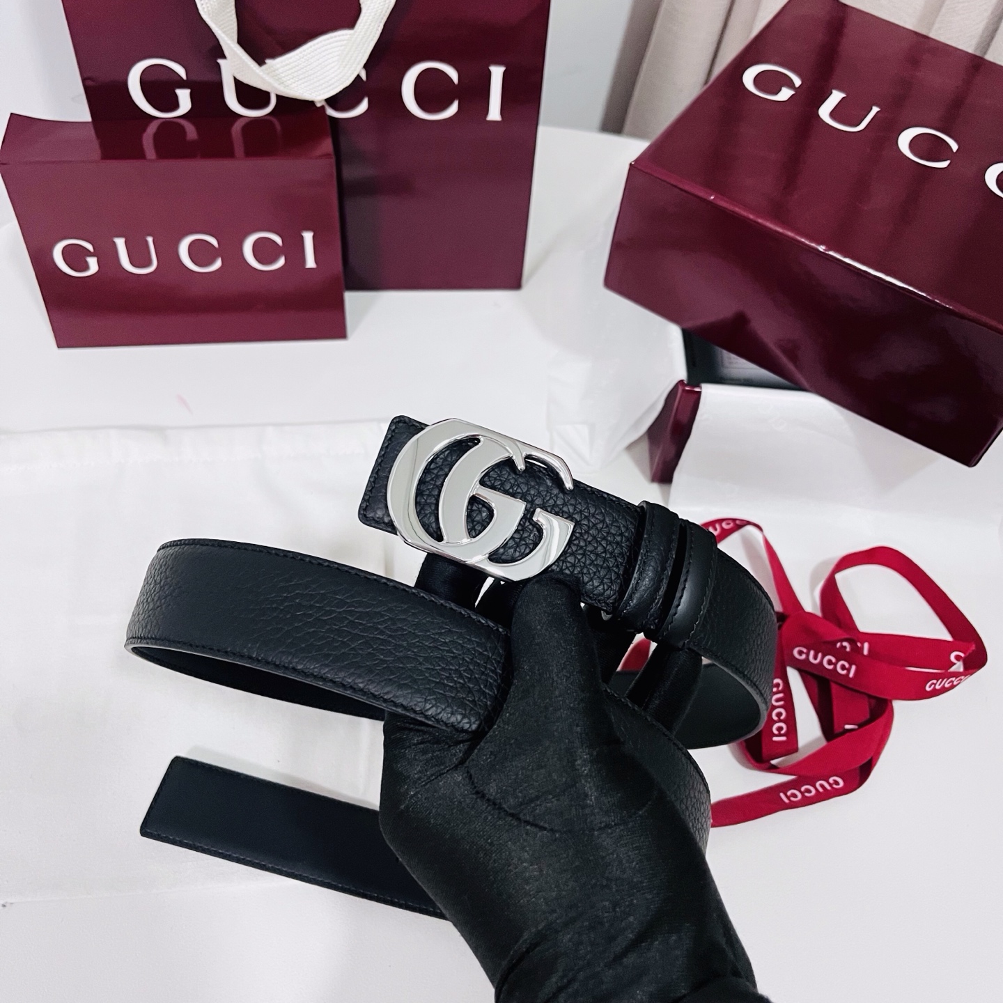 新款 Generation Gucci 深入探索品牌的典藏元素，将不同世代的设计融合成一种美学叙事。男士腰带以修饰过的轮