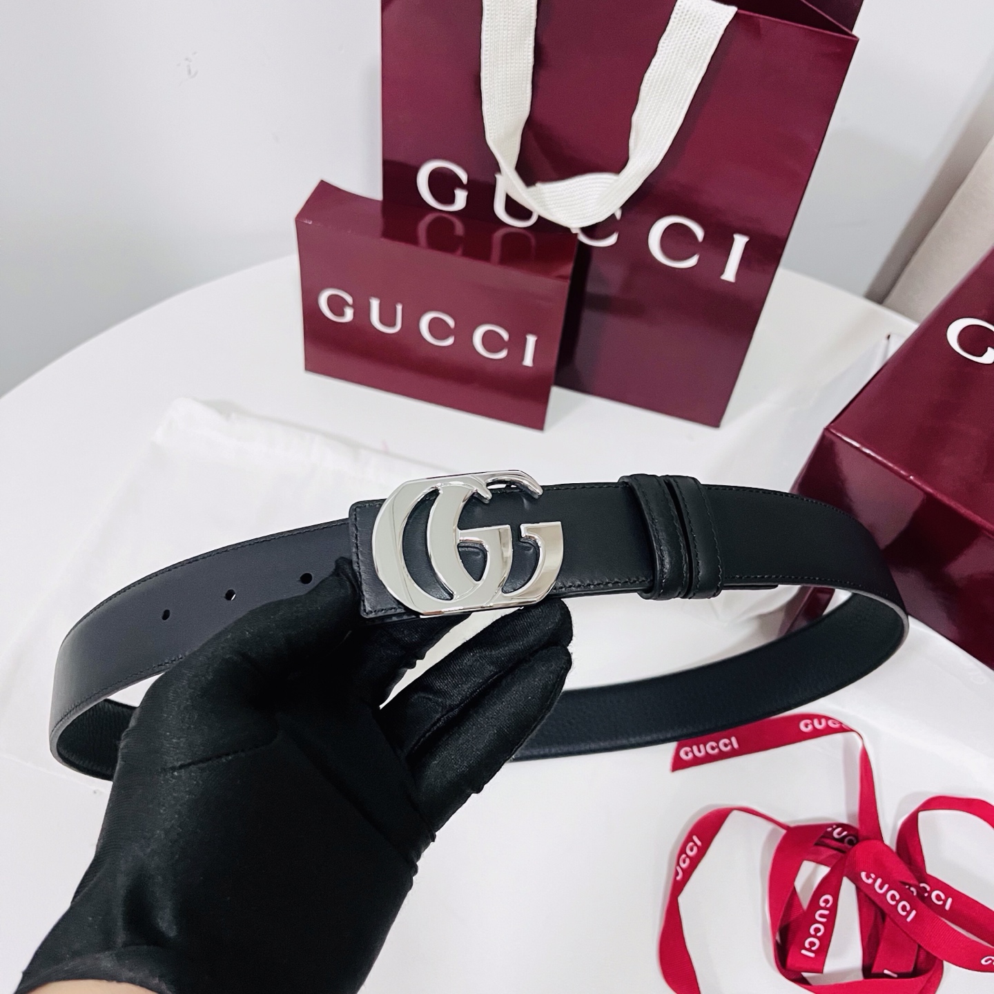 新款 Generation Gucci 深入探索品牌的典藏元素，将不同世代的设计融合成一种美学叙事。男士腰带以修饰过的轮