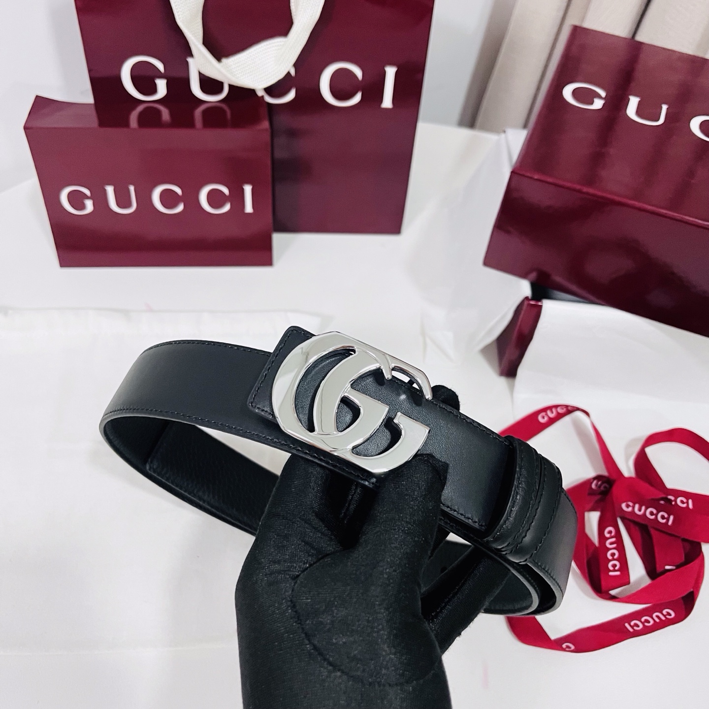 新款 Generation Gucci 深入探索品牌的典藏元素，将不同世代的设计融合成一种美学叙事。男士腰带以修饰过的轮