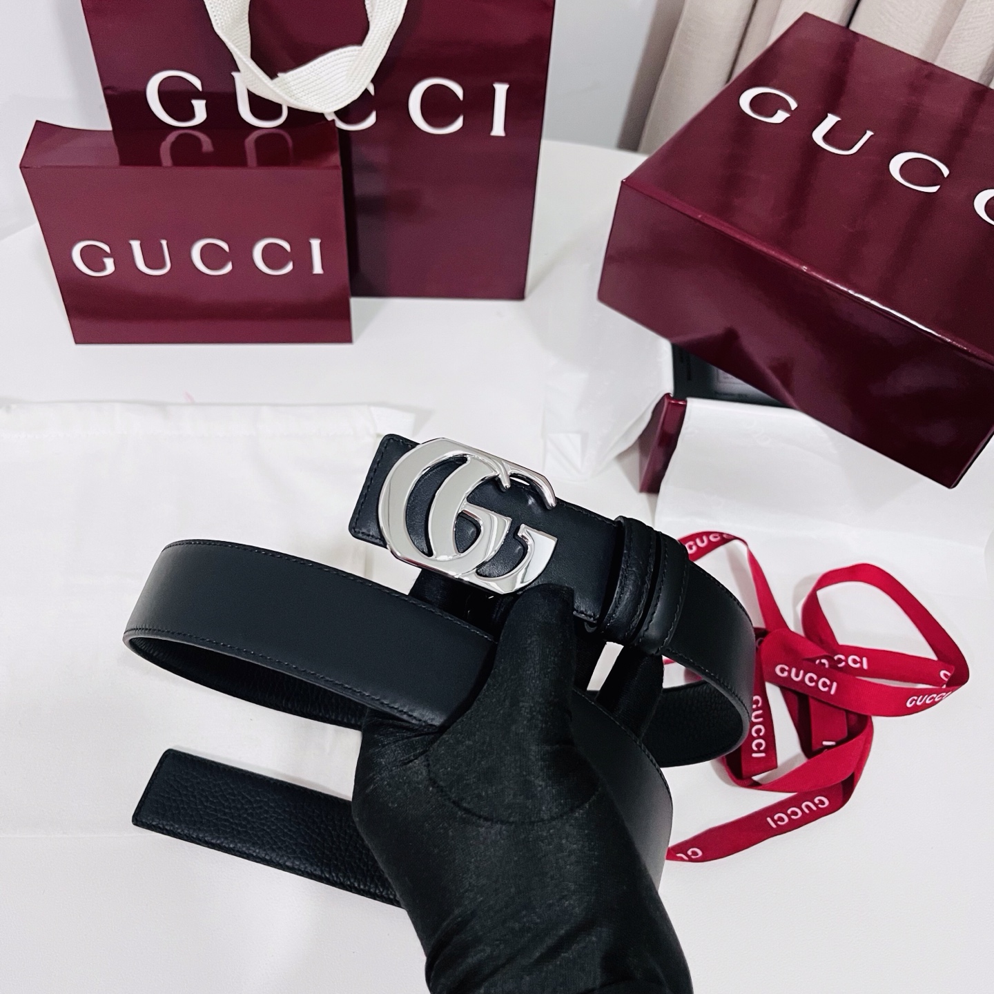 新款 Generation Gucci 深入探索品牌的典藏元素，将不同世代的设计融合成一种美学叙事。男士腰带以修饰过的轮