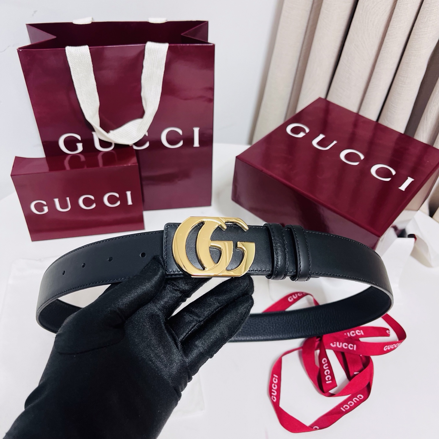新款 Generation Gucci 深入探索品牌的典藏元素，将不同世代的设计融合成一种美学叙事。男士腰带以修饰过的轮