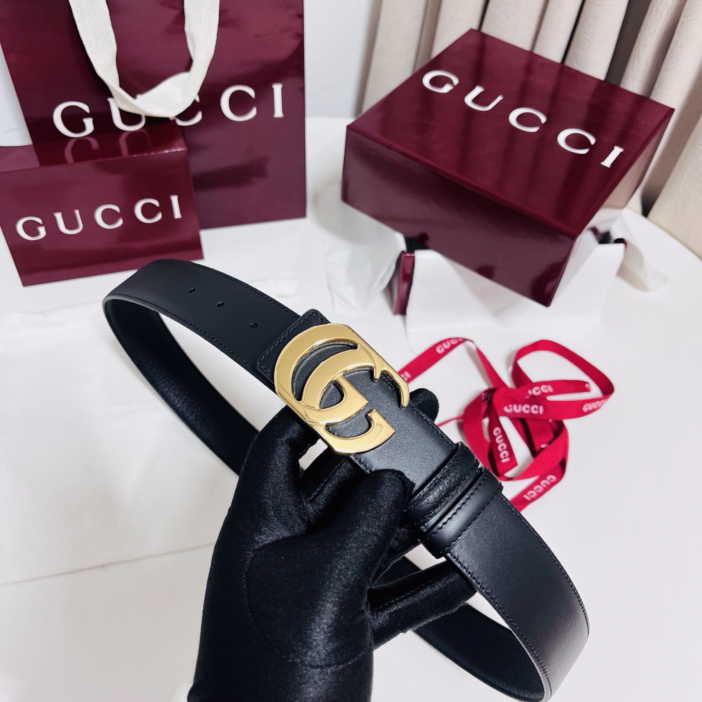 新款 Generation Gucci 深入探索品牌的典藏元素，将不同世代的设计融合成一种美学叙事。男士腰带以修饰过的轮