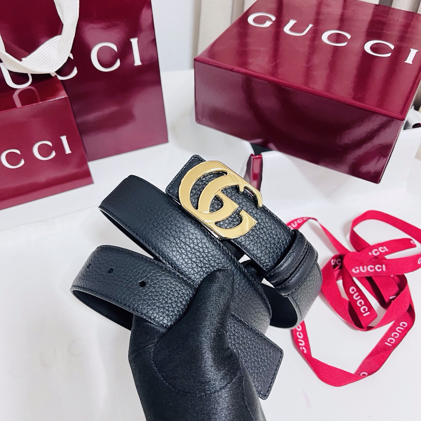 新款 Generation Gucci 深入探索品牌的典藏元素，将不同世代的设计融合成一种美学叙事。男士腰带以修饰过的轮