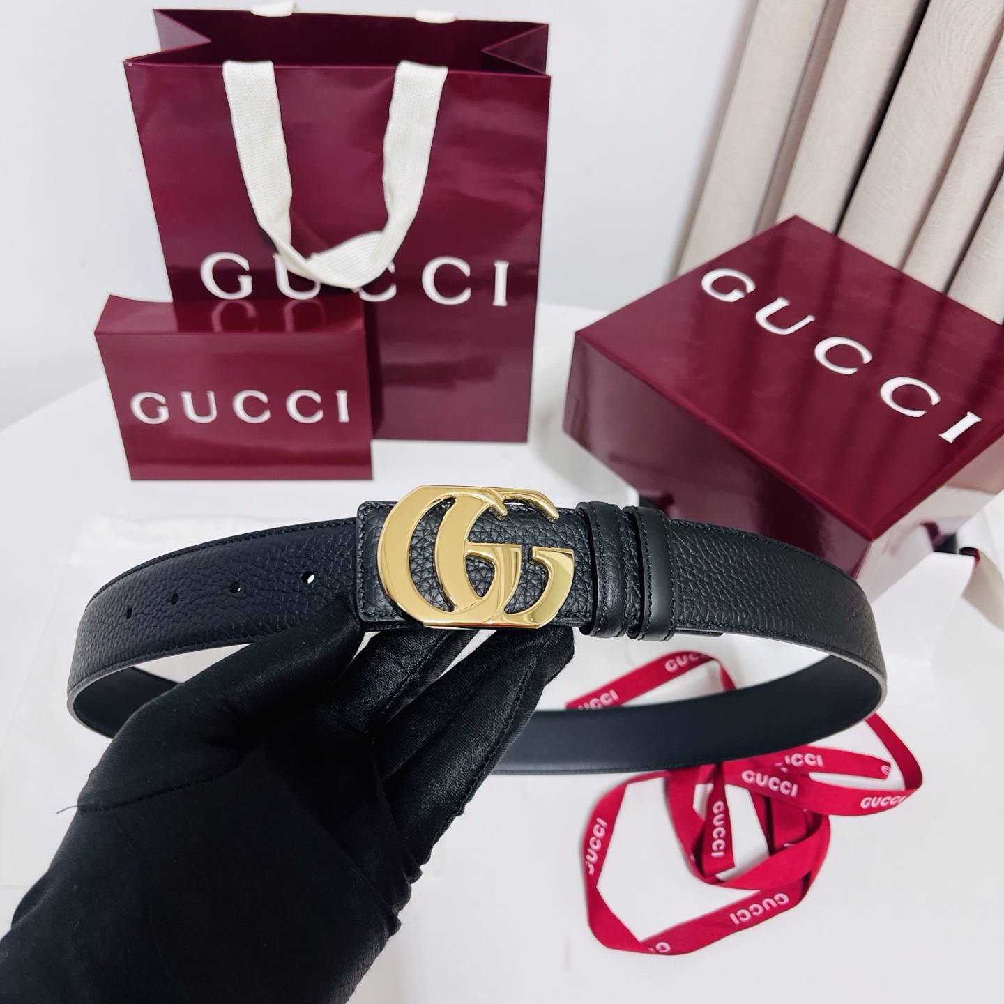 新款 Generation Gucci 深入探索品牌的典藏元素，将不同世代的设计融合成一种美学叙事。男士腰带以修饰过的轮