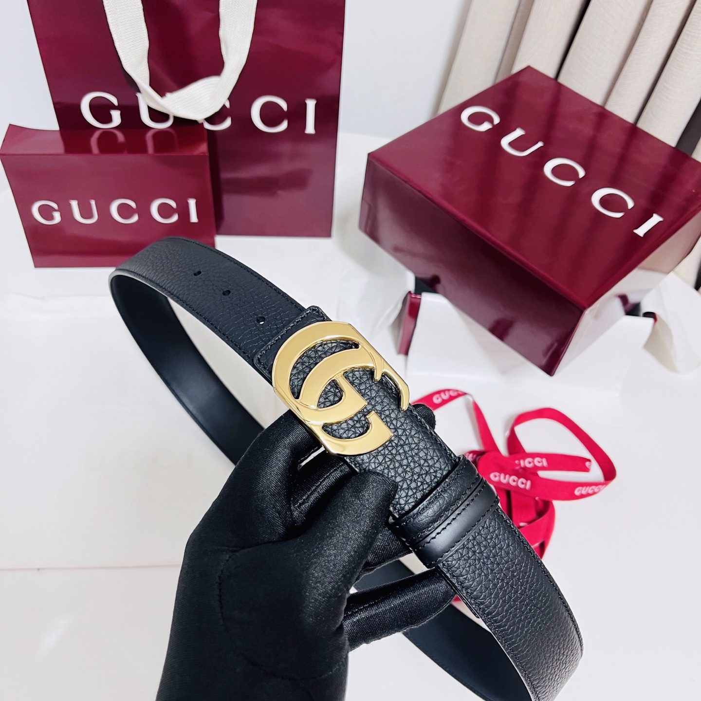 新款 Generation Gucci 深入探索品牌的典藏元素，将不同世代的设计融合成一种美学叙事。男士腰带以修饰过的轮